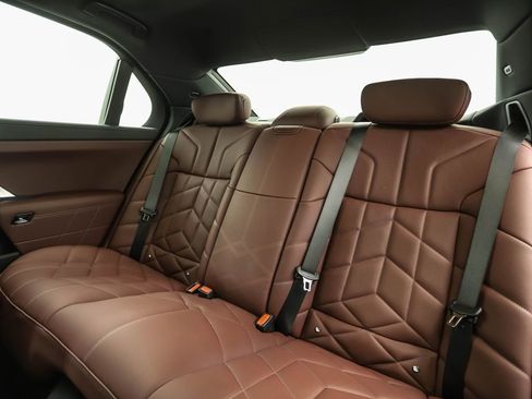 Used 2026 BMW 750e xDrive image 25