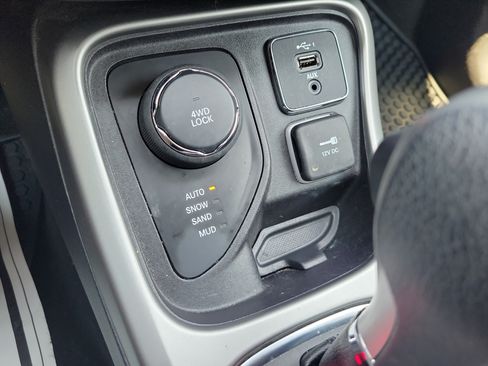 Used 2020 Jeep Compass Sport AWD/4WD image 29