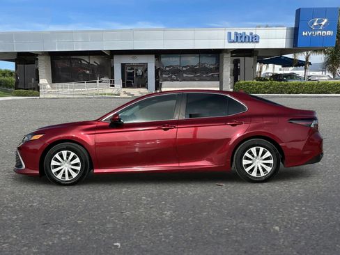 Used 2022 Toyota Camry LE image 5
