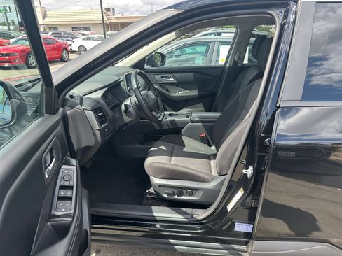 Used 2025 Nissan Rogue SV FWD image 29