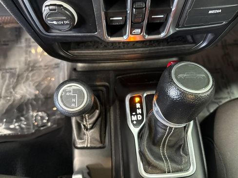 Used 2021 Jeep Gladiator Overland w/ Cold Weather Group AWD/4WD image 14