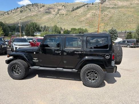 Used 2016 Jeep Wrangler Unlimited Sahara w/ Connectivity Group AWD/4WD image 18