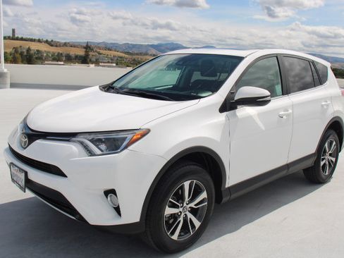 Used 2018 Toyota RAV4 XLE FWD image 6