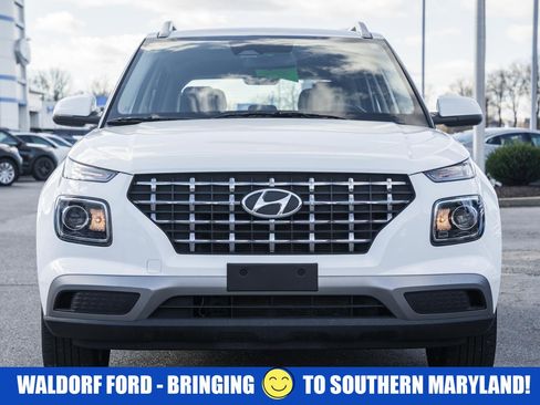 Used 2024 Hyundai Venue SEL image 2