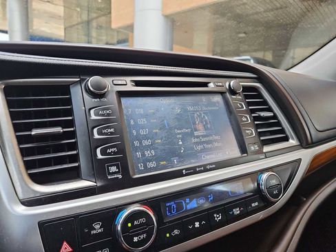 Used 2018 Toyota Highlander Limited FWD image 49
