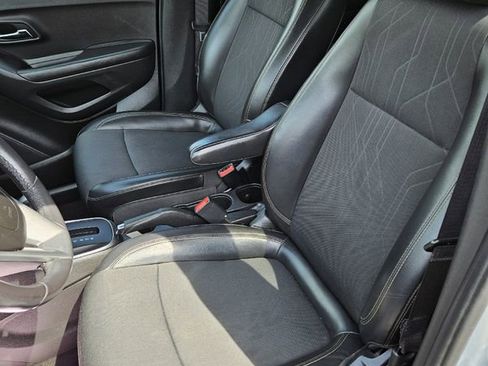 Used 2021 Chevrolet Trax LT w/ Sport Edition FWD image 18