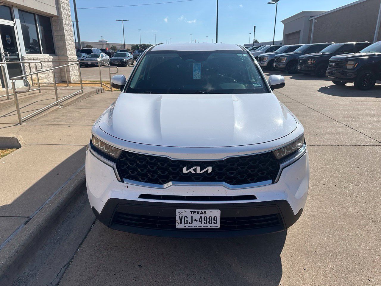 Used 2023 Kia Sorento LX FWD image 2