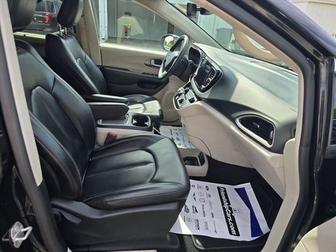 Used 2023 Chrysler Pacifica Touring-L FWD image 15