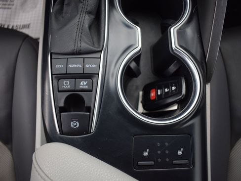Used 2020 Toyota Camry XLE image 15