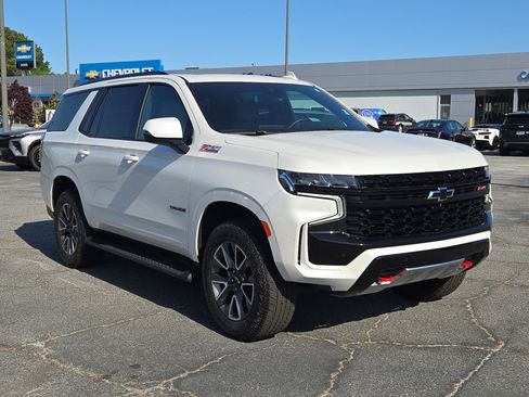 Used 2024 Chevrolet Tahoe Z71 w/ Luxury Package AWD/4WD image 4