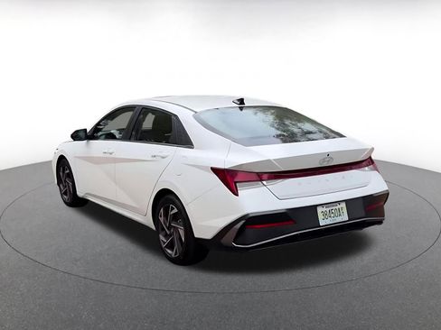 Used 2025 Hyundai Elantra SEL image 11