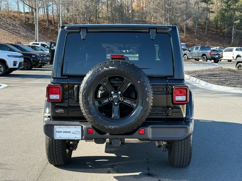 Used 2022 Jeep Wrangler Unlimited Sahara image 3