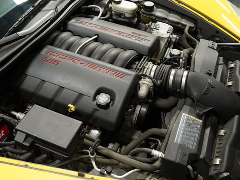 Used 2005 Chevrolet Corvette Convertible w/ Performance Handling Package image 27
