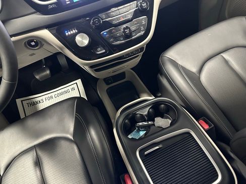Used 2023 Chrysler Pacifica Touring-L image 38