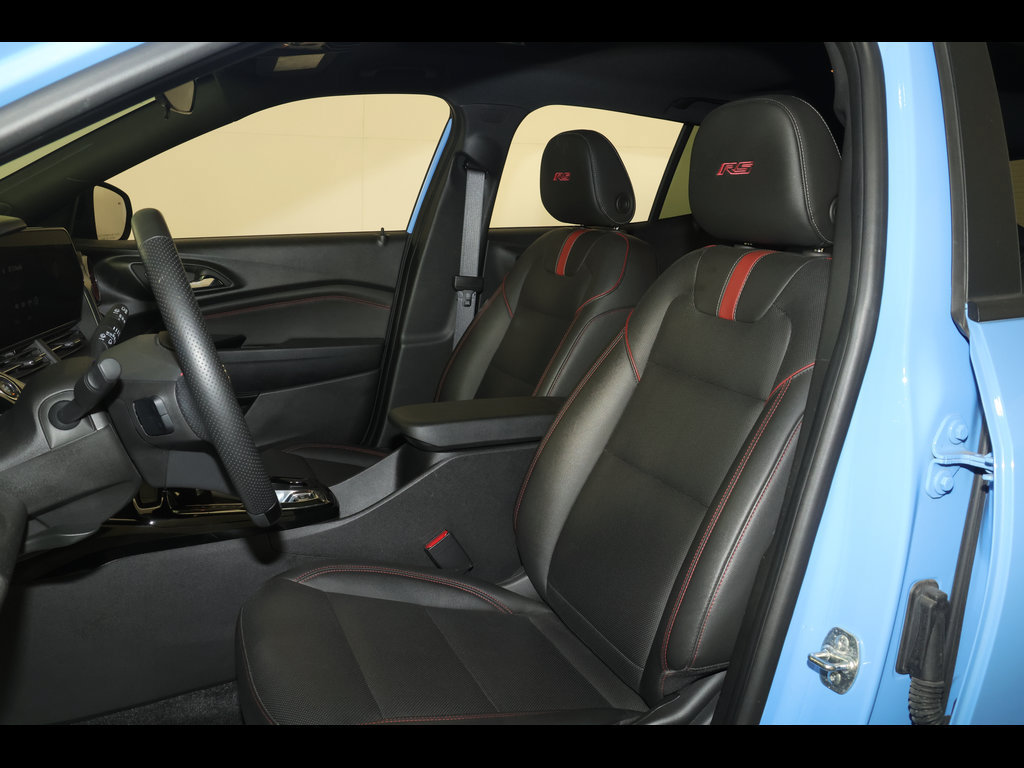 Used 2024 Chevrolet Trax RS w/ Sunroof Package FWD image 23