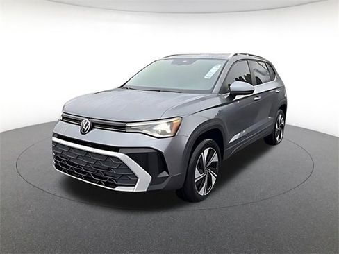 Used 2025 Volkswagen Taos SE w/ Panoramic Sunroof Package image 1