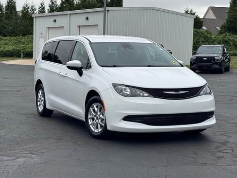 Used 2023 Chrysler Voyager LX FWD image 1