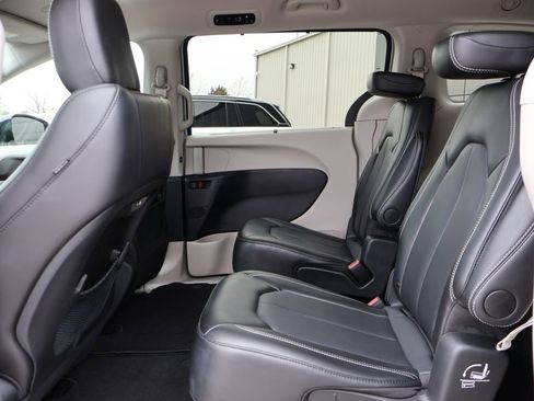 Used 2024 Chrysler Pacifica Touring-L image 17