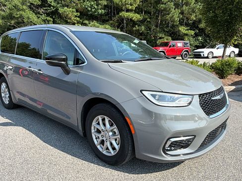 Used 2025 Chrysler Pacifica Select FWD image 5