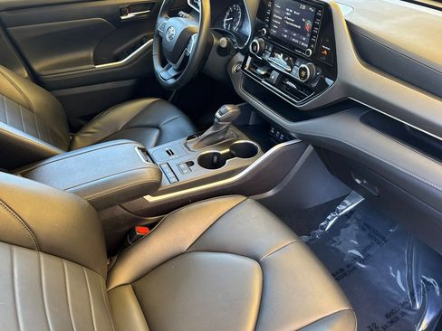 Used 2022 Toyota Highlander XLE FWD image 20