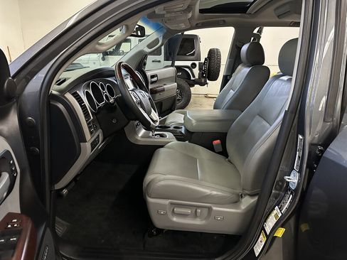 Used 2014 Toyota Sequoia Platinum image 10