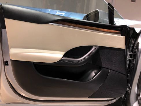 Used 2024 Tesla Model S image 18