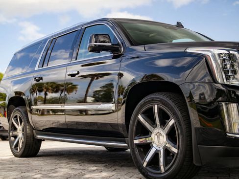 Used 2016 Cadillac Escalade ESV Luxury image 4