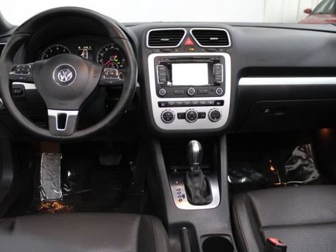 Used 2014 Volkswagen Eos FWD image 2