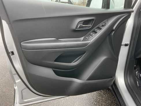 Used 2022 Chevrolet Trax LT w/ LT Convenience Package image 9