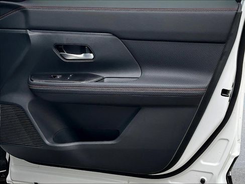 Certified 2025 Nissan Kicks SR FWD image 29