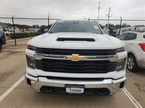 Used 2024 Chevrolet Silverado 2500 LT AWD/4WD image 2