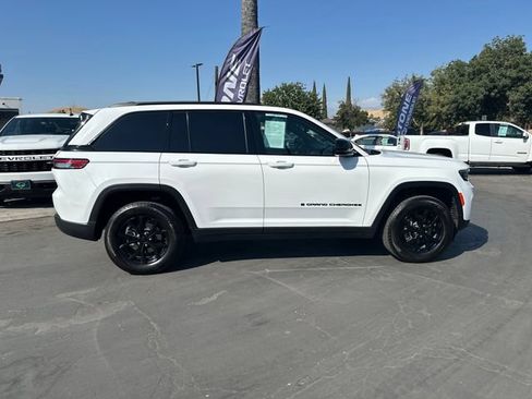 Used 2024 Jeep Grand Cherokee Altitude AWD/4WD image 8