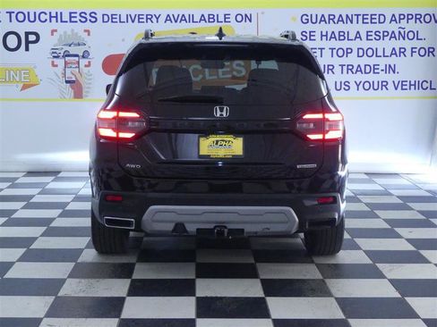 Used 2023 Honda Pilot Touring image 6