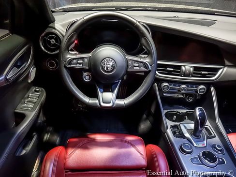 Used 2024 Alfa Romeo Giulia Veloce AWD/4WD image 17