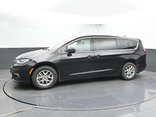 Used 2025 Chrysler Pacifica Select FWD image 8