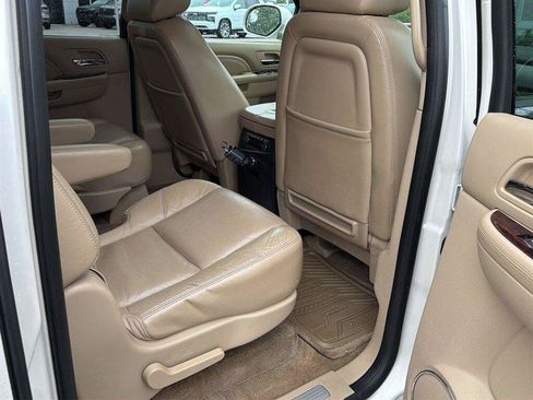 Used 2010 Cadillac Escalade ESV Premium RWD image 36