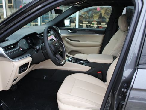 New 2025 Jeep Grand Cherokee Limited image 9