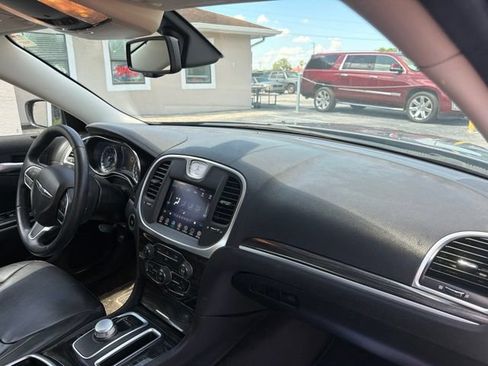 Used 2017 Chrysler 300 Limited RWD image 10