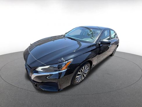 Used 2025 Nissan Altima 2.5 SV FWD image 7