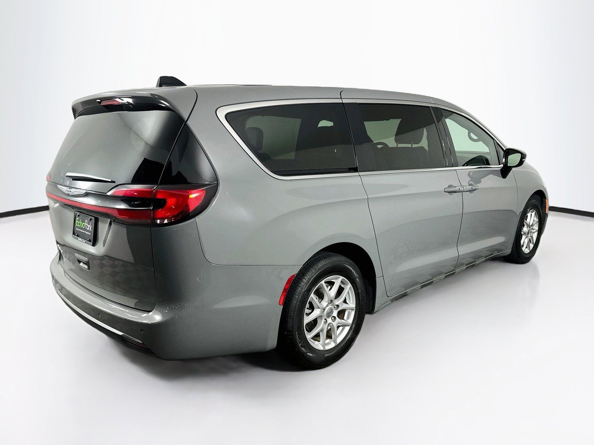 Used 2025 Chrysler Pacifica Select FWD image 9