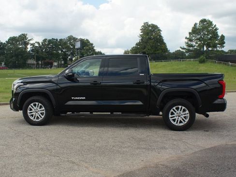 Used 2022 Toyota Tundra SR5 w/ SR5 Convenience Package AWD/4WD image 12