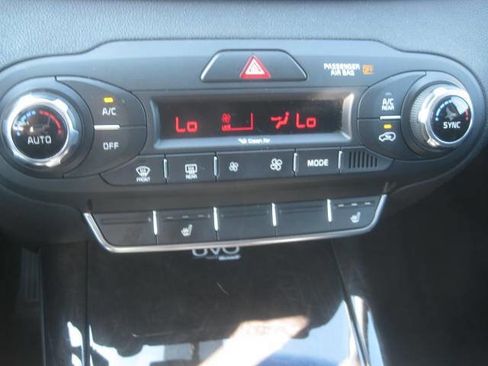 Used 2016 Kia Sorento EX image 26