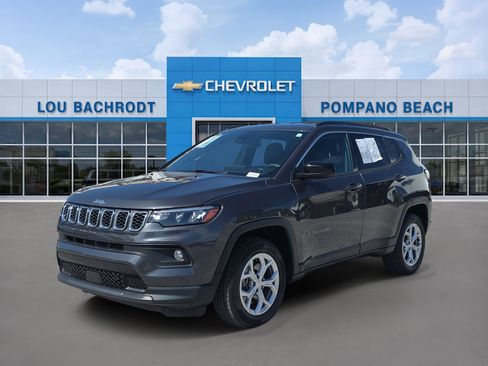 Used 2024 Jeep Compass Latitude AWD/4WD image 3