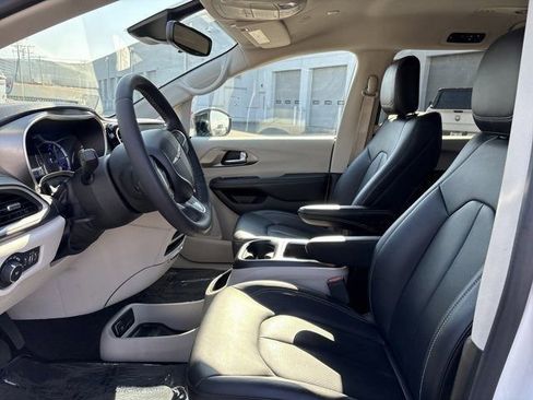 Used 2024 Chrysler Pacifica Select image 3