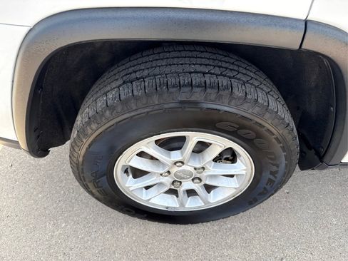 Used 2018 Jeep Grand Cherokee Laredo image 18