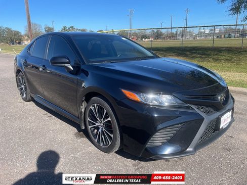 Used 2020 Toyota Camry SE image 1