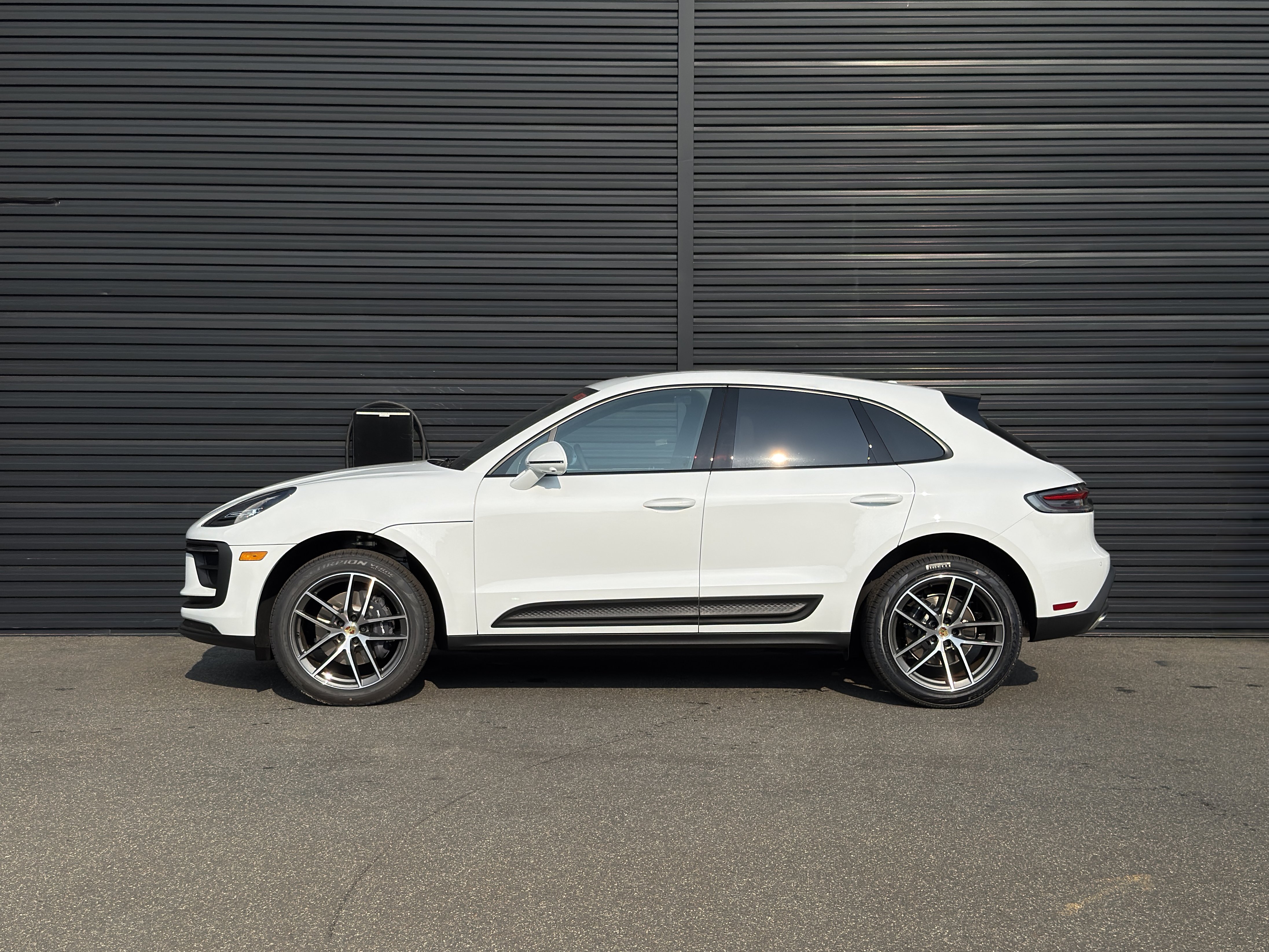 Certified 2025 Porsche Macan AWD/4WD image 2