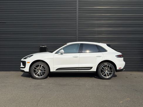 Certified 2025 Porsche Macan AWD/4WD image 2