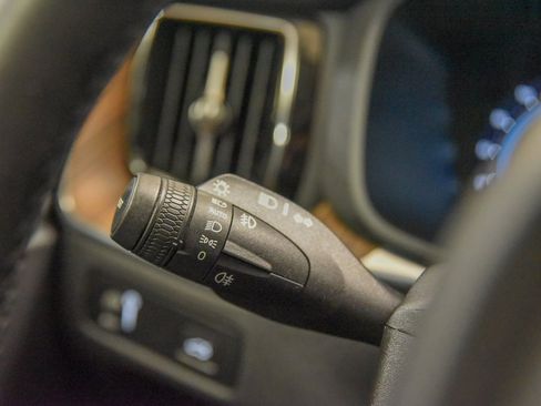 Used 2022 Volvo XC60 B5 Momentum w/ Climate Package image 27