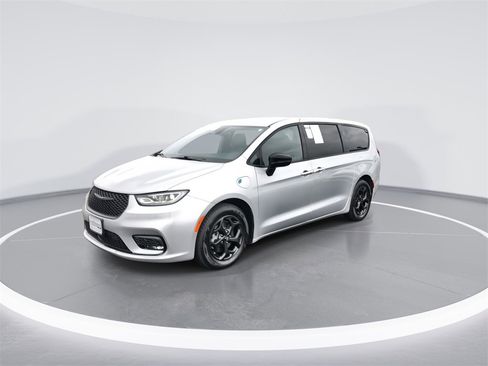 Used 2023 Chrysler Pacifica Limited w/ S Appearance Package image 4
